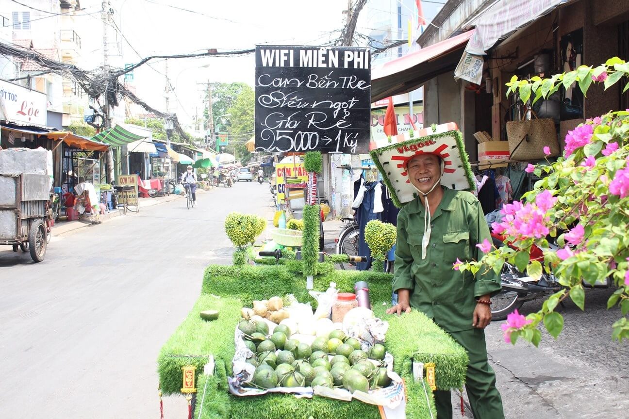 Đặt câu hỏi về nguồn gốc xuất xứ của trái cây trên xe lưu động