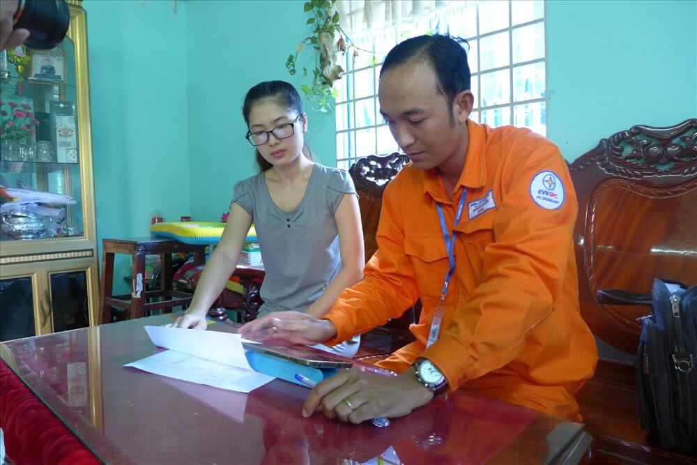 Lừa đảo mặc đồng phục màu cam của ngành điện