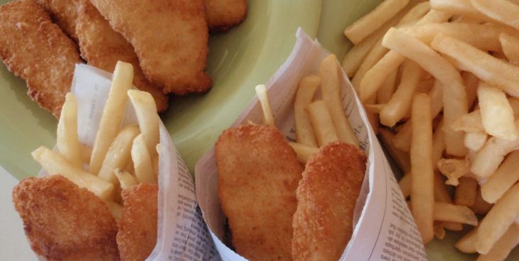 Dùng giấy báo để gói thức ăn có thể gây nguy hiểm chết người