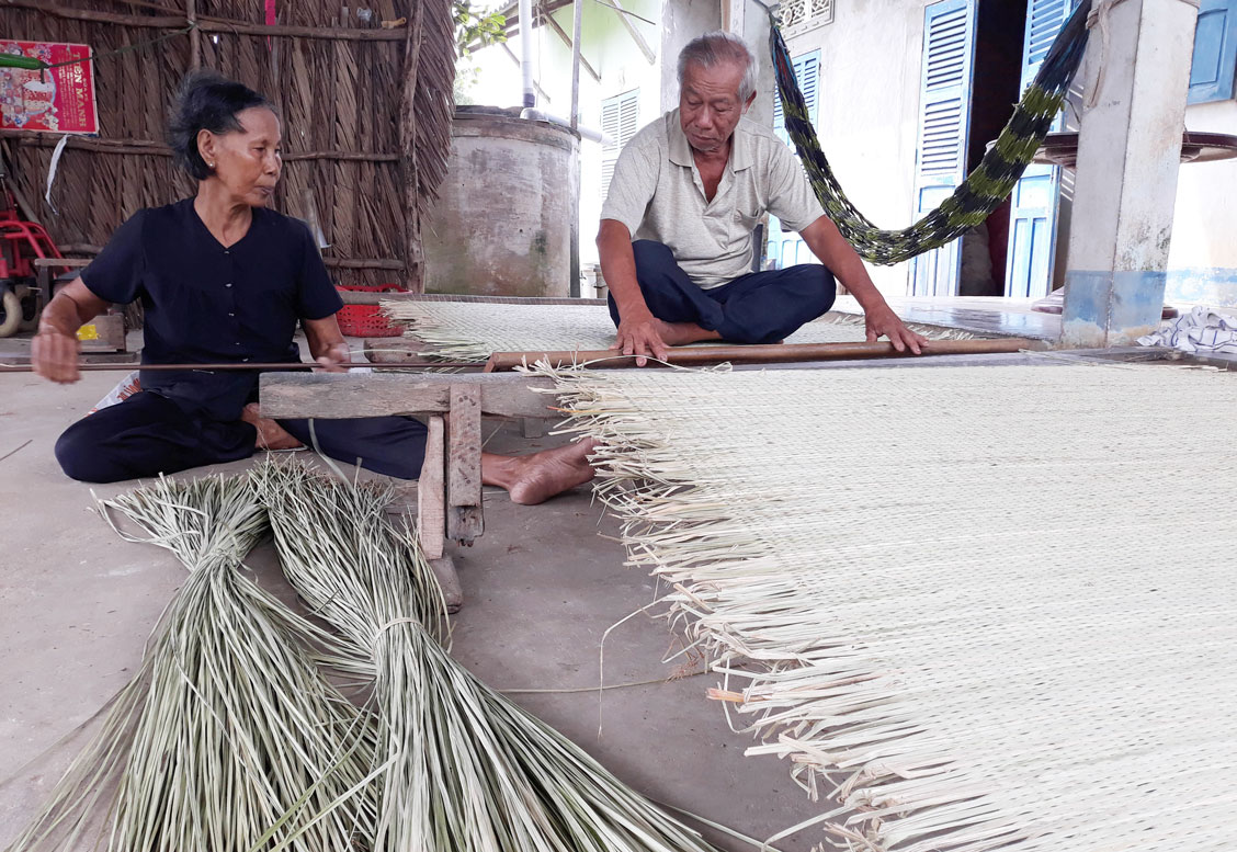 “Giữ lửa” cho nghề dệt chiếu Long Cang 2