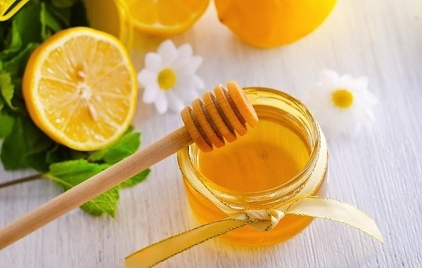 Cách trị zona ở miệng, môi bằng kem bôi và mật ong