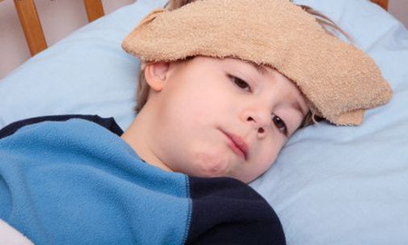 Bị zona ở cổ có thể gây sốt, mệt mỏi