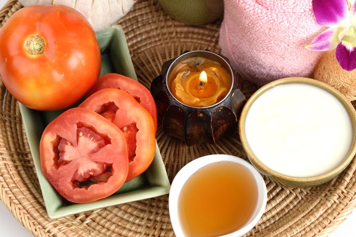 Nguyên liệu gồm cà chua, sữa chua và mật ong cho việc làm trắng da toàn thân