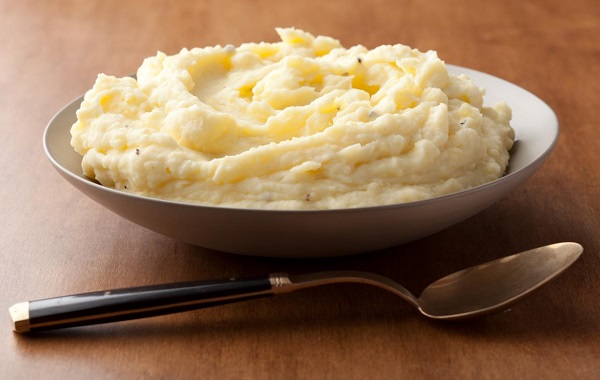 Làn da trắng hồng, sạch mụn nhờ sữa chua và khoai tây 2