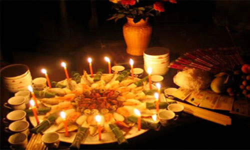 Không nên để trẻ con ăn vụng đồ cúng cô hồn