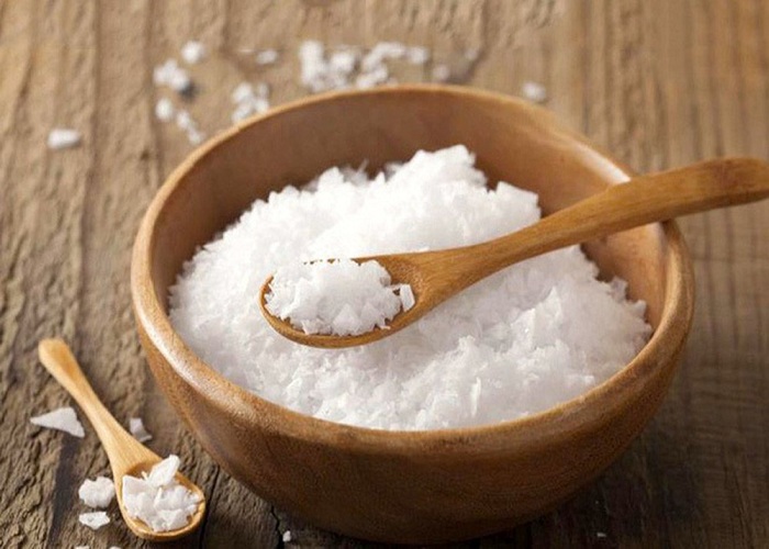 Gặp mèo đen vào nhà bạn có thể sử dụng muối để xua đuổi điềm xấu