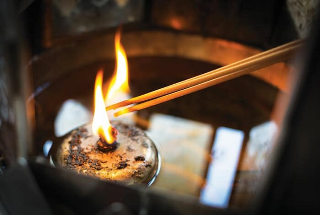 Thắp hương giúp xua đuổi tà khí trong nhà
