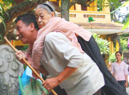Nên giúp đỡ mọi người xung quanh nhiều hơn trong tháng cô hồn