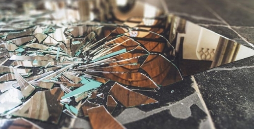  Nhặt mảnh gương vỡ vào túi bóng đen và vứt nó xuống sông