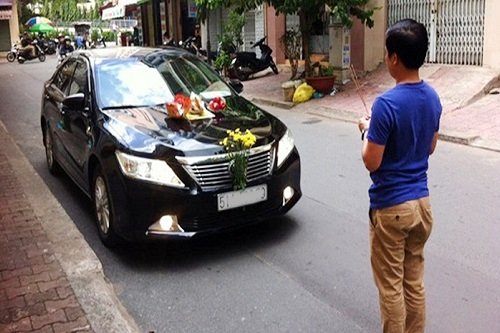 Cúng xe ô tô tháng cô hồn được quan niệm mang tới nhiều may mắn cho chủ xe