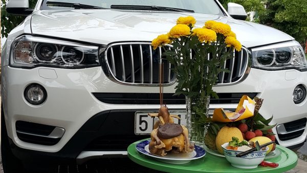 Người miền Bắc làm lễ cúng xe ô tô tháng cô hồn vào ngày mùng 1 và 15