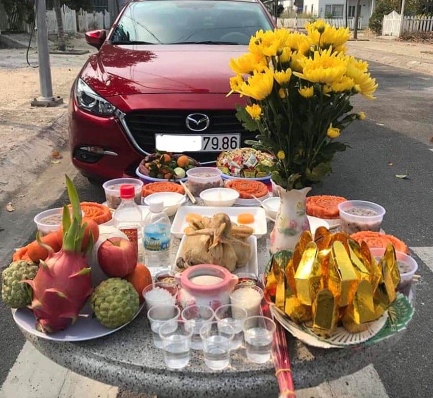 Sắm sửa đầy đủ lễ vật để làm lễ cúng xe ô tô tháng cô hồn