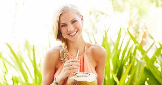 Uống nước dừa giúp cải thiện tinh thần và giảm căng thẳng, mệt mỏi