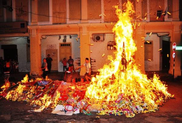 Không tùy tiện đốt vàng mã tháng cô hồn