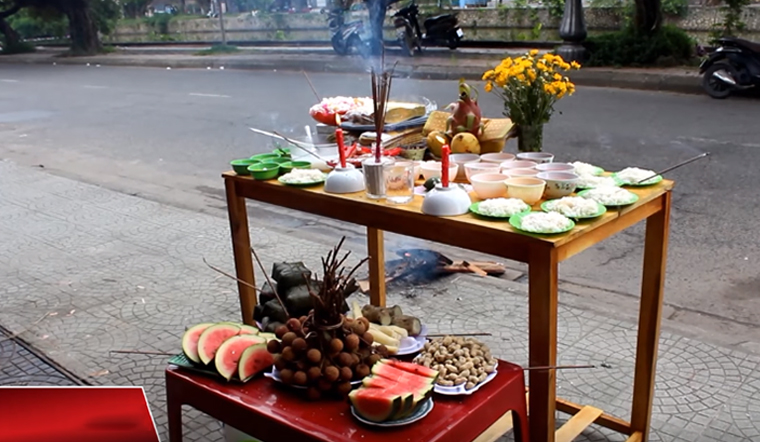 Mọi người thường tổ chức lễ cúng cô hồn vào tháng 7 âm lịch