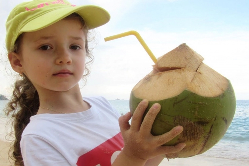 Không nên cho bé uống quá nhiều nước dừa mỗi ngày