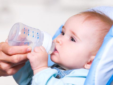 Bé 5 tháng tuổi không nên cho uống nước dừa