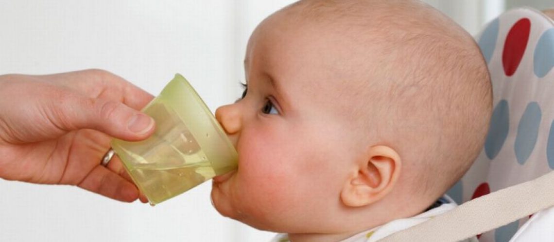 Bé 7 tháng tuổi nên uống nước dừa với liều lượng vừa đủ