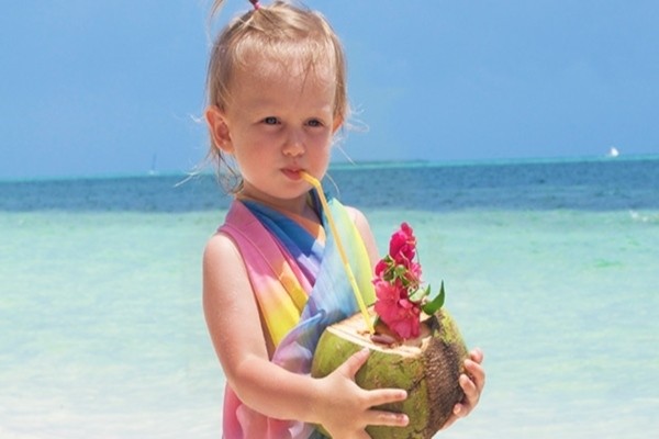 Bé 10 tháng tuổi uống nước dừa rất tốt cho sức khỏe