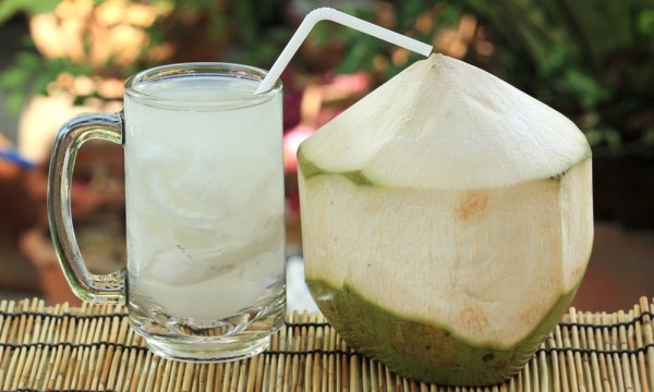 Nước dừa là loại nước giải khát được nhiều người ưa chuộng