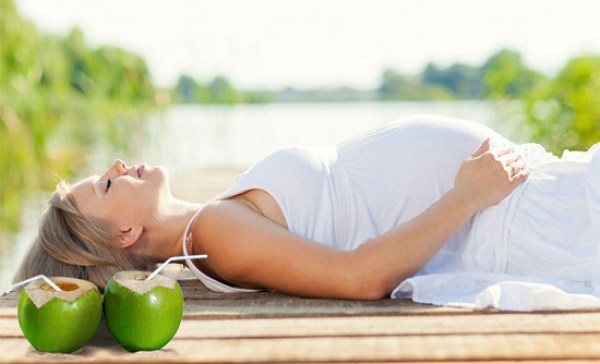 Không nên uống nước dừa khi mới đi nắng về