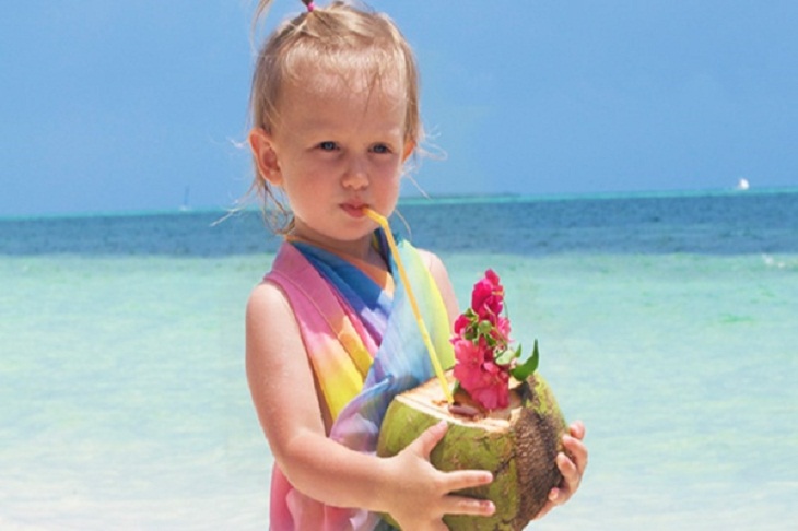 Trẻ em trên 6 tháng tuổi mới được sử dụng nước dừa với lượng vừa đủ