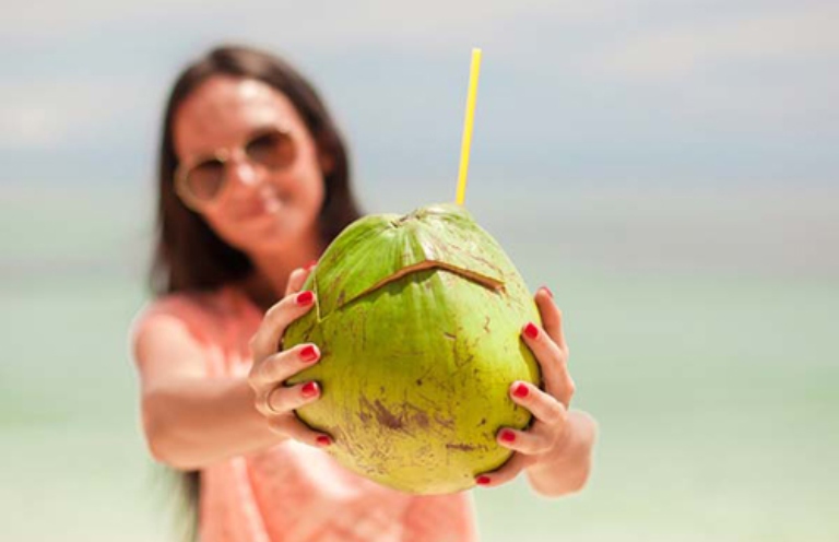 Phụ nữ đang trong chu kỳ kinh nguyệt có thể uống nước dừa