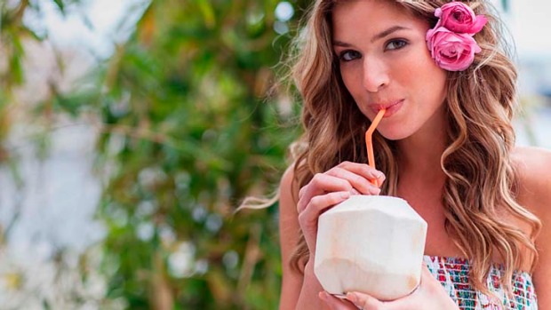 Chị em phụ nữ uống nước dừa giúp làm đẹp da và sáng da hơn