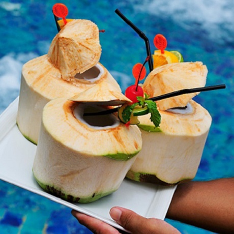 Bạn nên uống nước dừa khi đói với lượng vừa đủ