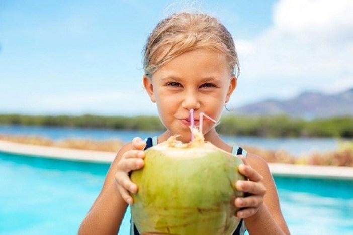 Khi trẻ bị tiêu chảy mẹ nên cho bé uống nước dừa để bệnh nhanh khỏi