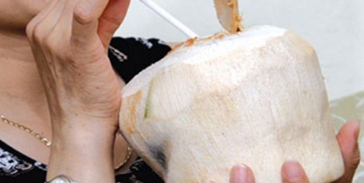 Huyết áp thấp có nên uống nước dừa không? Những điều nên biết