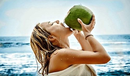 Uống nước dừa non có tác dụng bù nước cho cơ thể