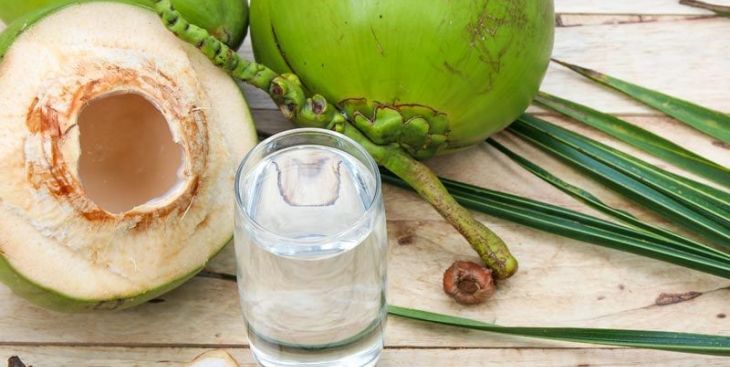 Uống thuốc với nước dừa được không?