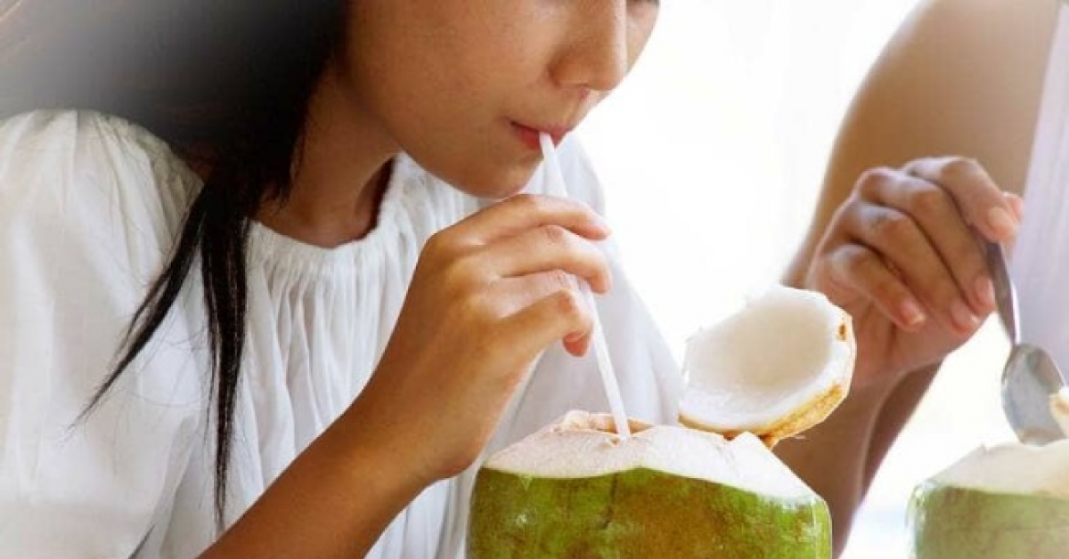 Những người đang bệnh có nên uống nước dừa không? | Bản Tin Long An