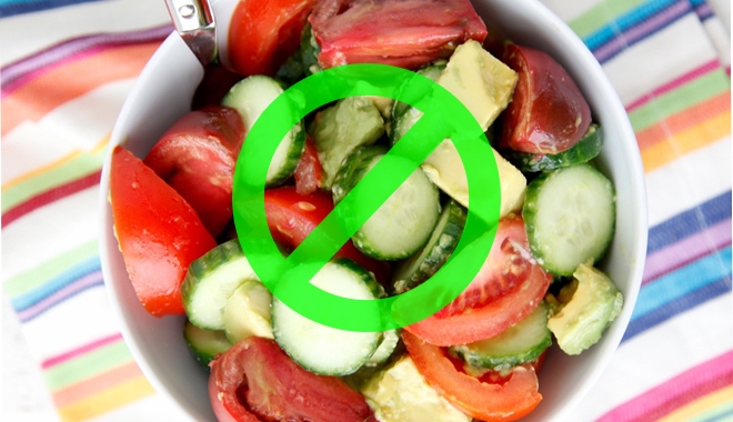 Dựa chuột kết hợp với cà chua làm giảm khả năng hấp thụ vitamin C của cơ thể