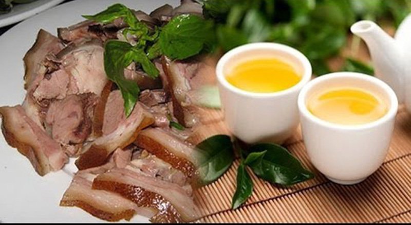  Thịt chó không nên kết hợp với nước trà có thể sinh độc gây chết người