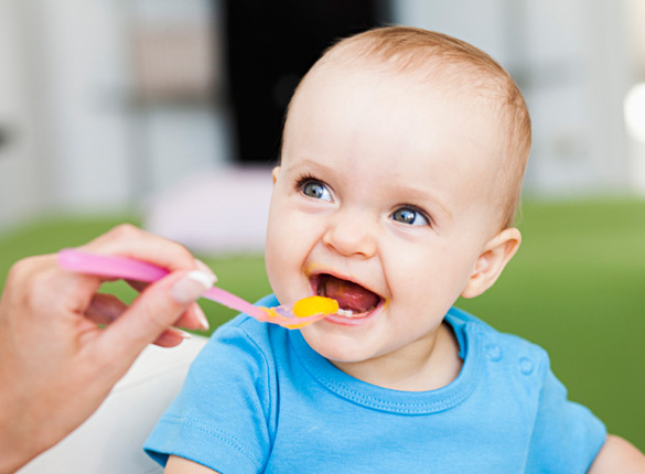 Chế độ ăn dặm của bé phụ thuộc vào từng giai đoạn phát triển