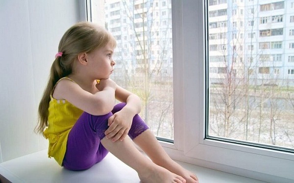 Cần phải chú ý thật kỹ tới trẻ nhỏ khi sống tại các khu chung cư