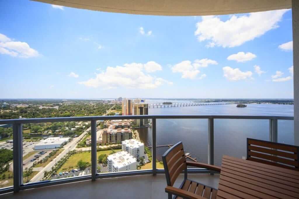 Khi sống tại căn hộ chung cư tầng cao sẽ giúp bạn có cảm giác thư giãn 