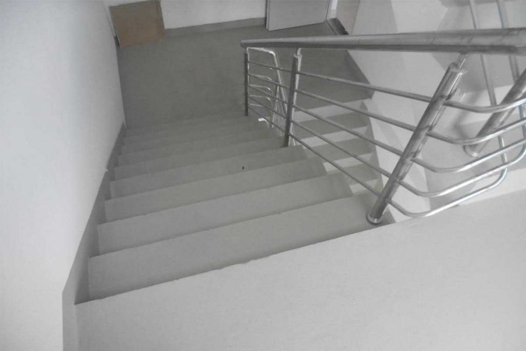 Số lượng bậc thang của mỗi vế thang không được nhỏ hơn 3 và lớn hơn 18 bậc