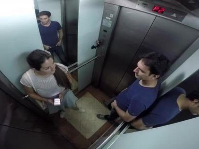 Khi đi thang máy ở chung cư cần phải để phòng có kẻ xấu