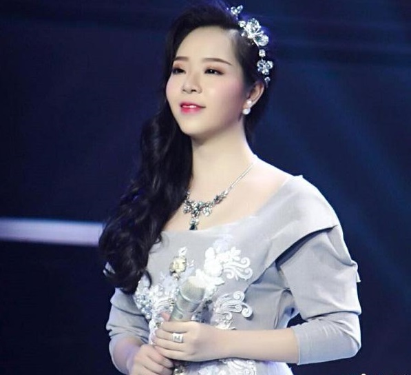 Suri là tên của một ca sĩ nữ Việt Nam xinh đẹp và có nhiều tài năng