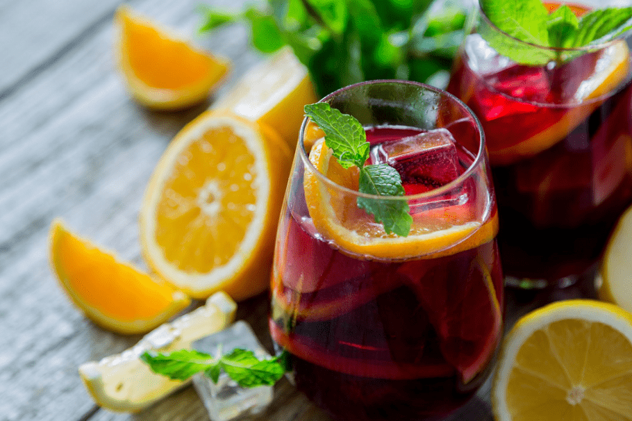 Ly cocktail có tên là Sangria vì nó có màu đỏ được ví như máu và màu đỏ của sự quyền lực