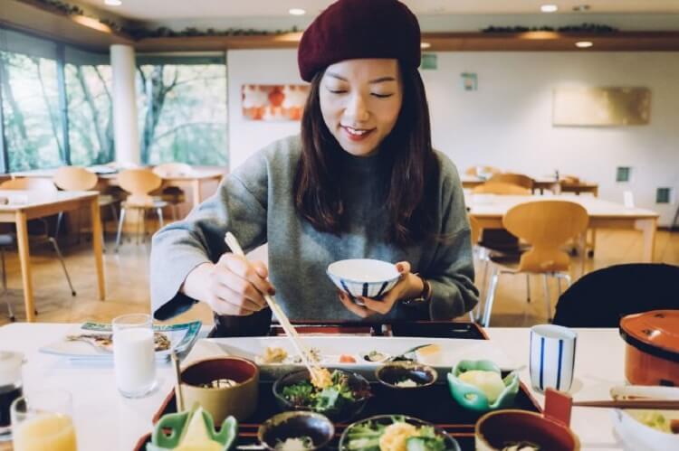Đi ăn hoặc đi cafe một mình