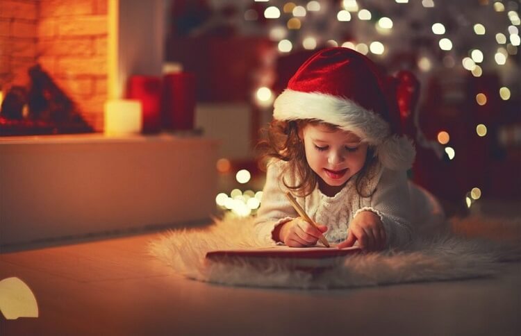 Bạn nhỏ đang viết điều ước gửi cho ông già Noel