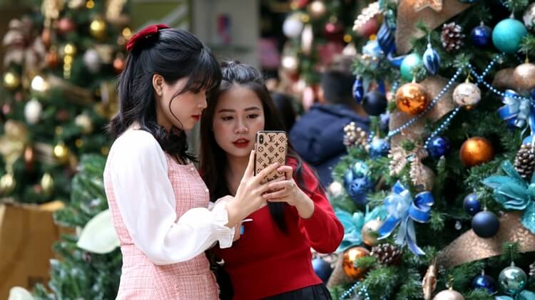 Giới trẻ đua nhau xuống phố chụp ảnh sống ảo