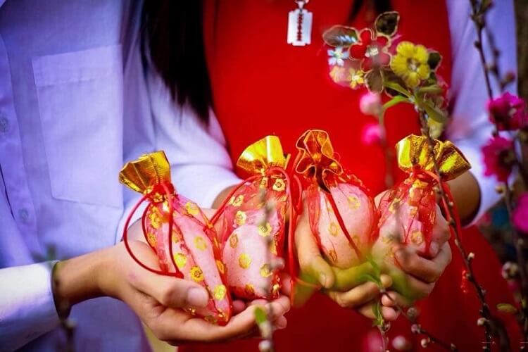 Tục mua muối vào ngày đầu năm mới