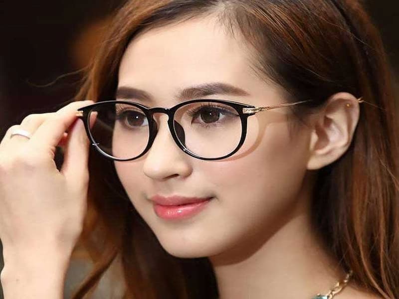 Khuôn mặt trái xoan hợp với kiểu kính cận nào?