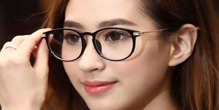 Người có khuôn mặt trái xoan hợp với kiểu kính cận nào?