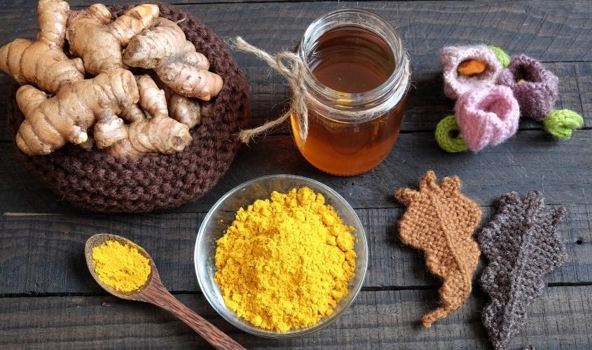 Mặt nạ nghệ mật ong có tác dụng tốt trong việc giảm mờ thâm, sẹo